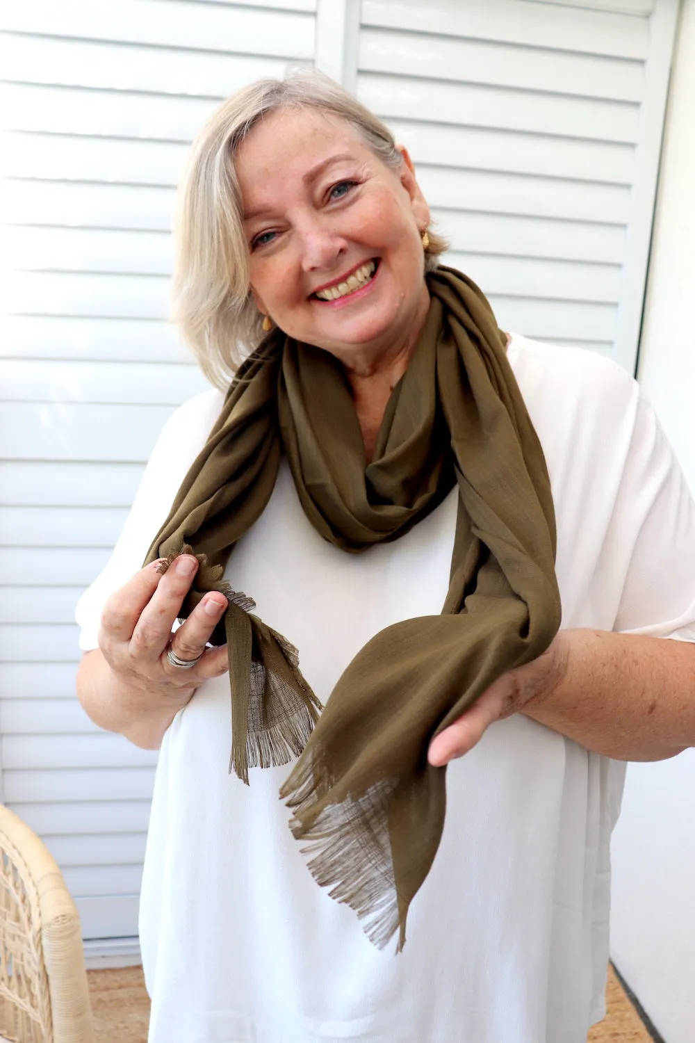 Lightweight scarf in Dark Olive